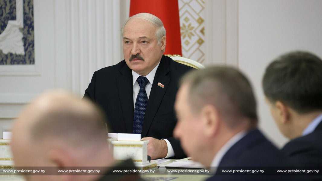 Лукашенко продолжает выигрывать