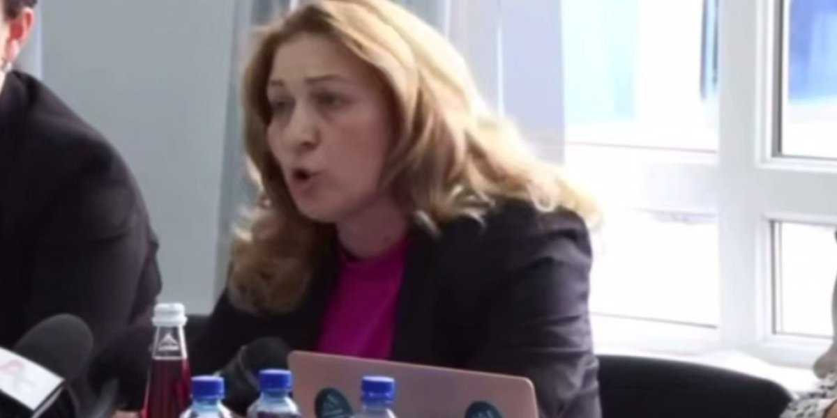 «Нам такой турист в Абхазии не нужен»: Русские обиделись, человек слетел с должности. А в Сочи за день под зонтиком просят 11 тысяч