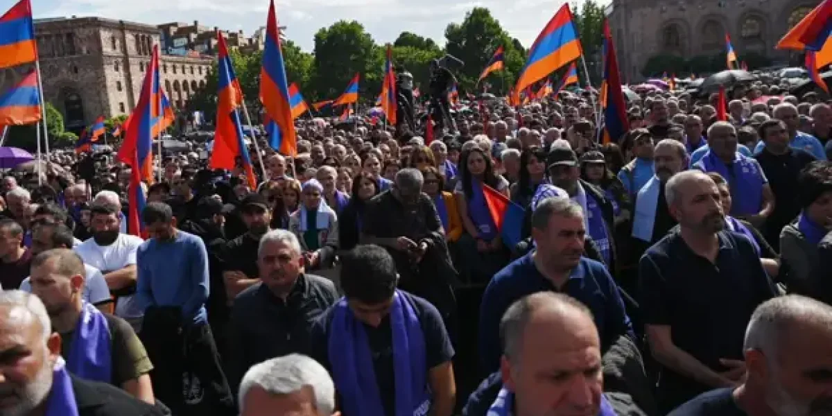 Выхода не осталось, это подготовка к войне с Азербайджаном. Как угодно надо выкидывать Пашиняна и мириться с Грузией Выхода не осталось, это подготовка к войне с Азербайджаном. Как угодно надо выкидывать Пашиняна и мириться с Грузией