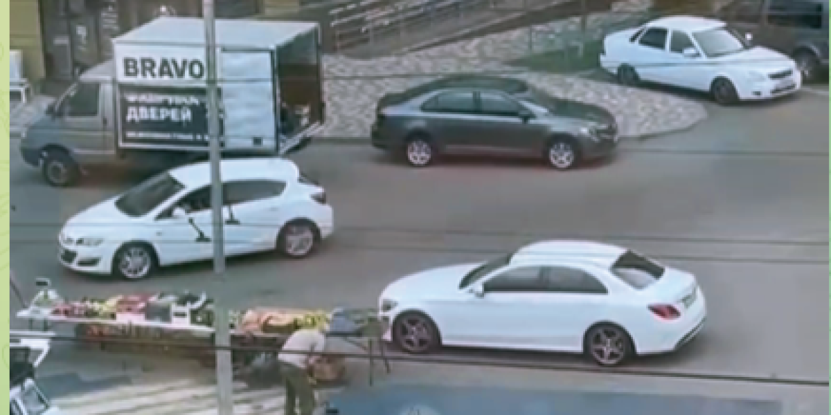 В Люберцах жители отстояли свой двор,чтоб мигранты не превратили его в рынок и знали, кто здесь хозяин