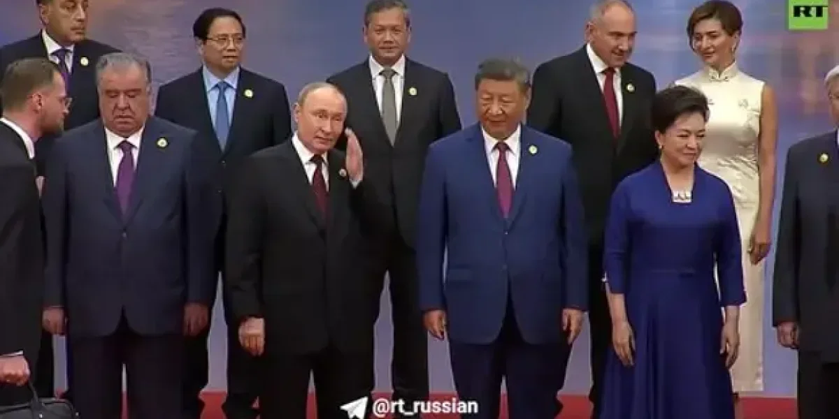 Алиев стоял недовольный с краю, Рахмон опять рядом с Путиным. А знаете, кто войдет в «тройку главных» на Параде 3 сентября?