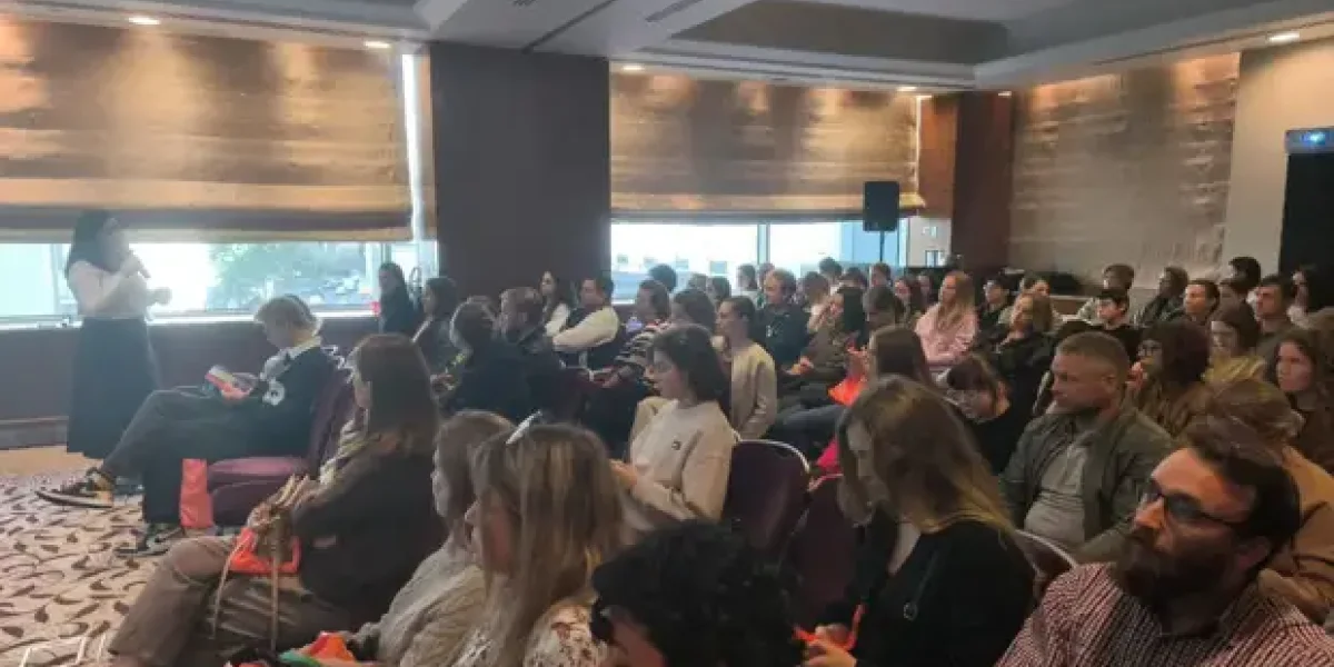 «Чем раньше свалишь из России, тем лучше». В центре Москвы, на Тверской, западники охапкой забирают русских ребят