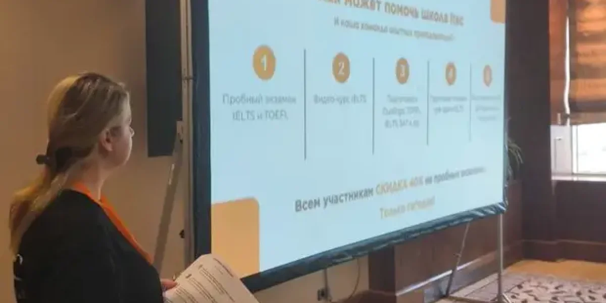 «Чем раньше свалишь из России, тем лучше». В центре Москвы, на Тверской, западники охапкой забирают русских ребят