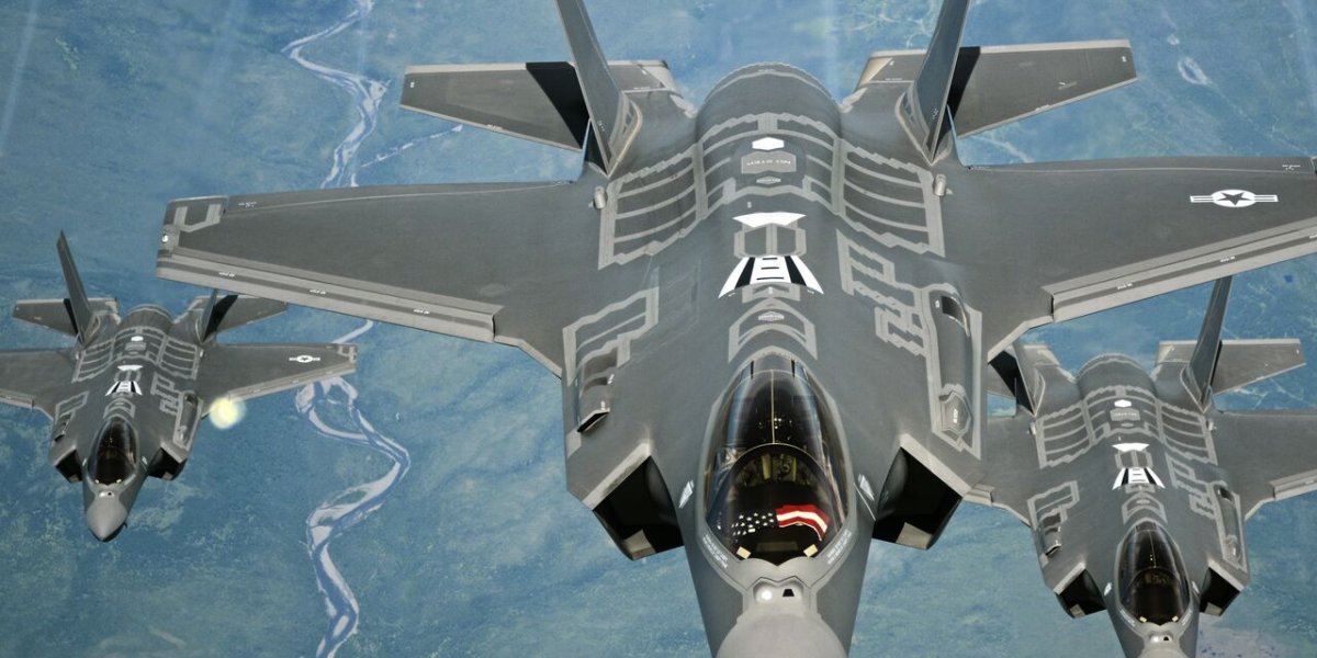 Россию окружают — НАТО разворачивает 600 истребителей F-35 под боком у Москвы Россию окружают — НАТО разворачивает 600 истребителей F-35 под боком у Москвы