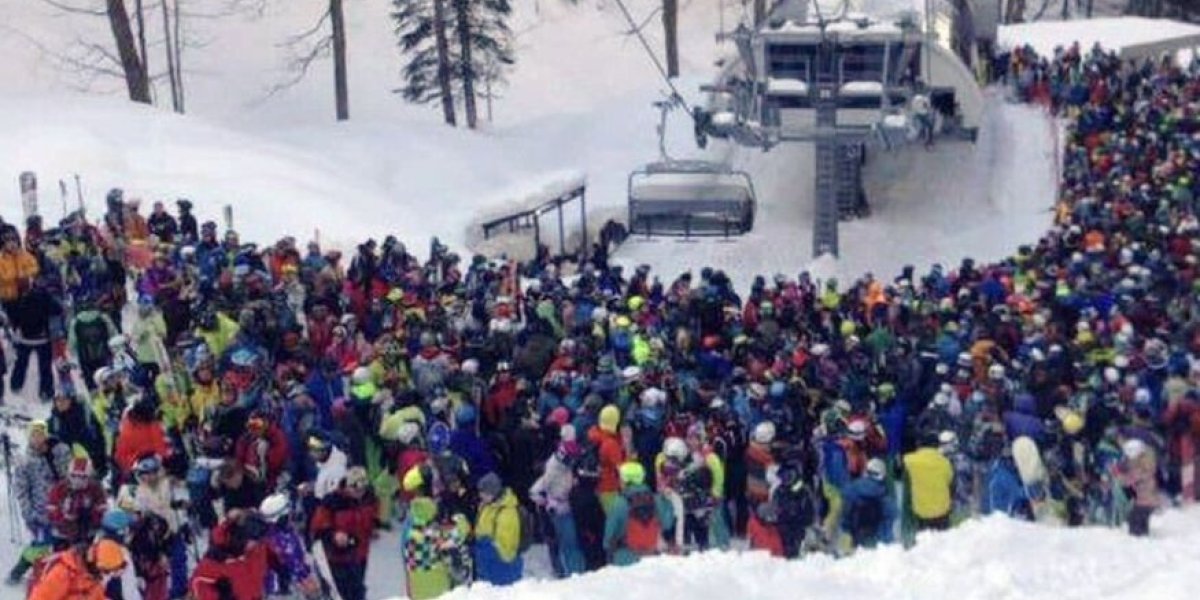 «Испытание на выносливость» на курорте: дороги к склонам Сочи парализованы из-за снега и потока отдыхающих «Испытание на выносливость» на курорте: дороги к склонам Сочи парализованы из-за снега и потока отдыхающих