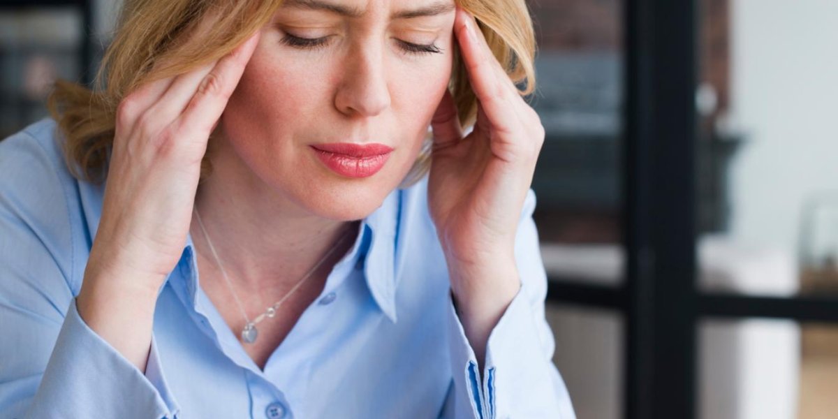 Привычка, которая портит осанку и вызывает головную боль: простое решение от врача Привычка, которая портит осанку и вызывает головную боль: простое решение от врача