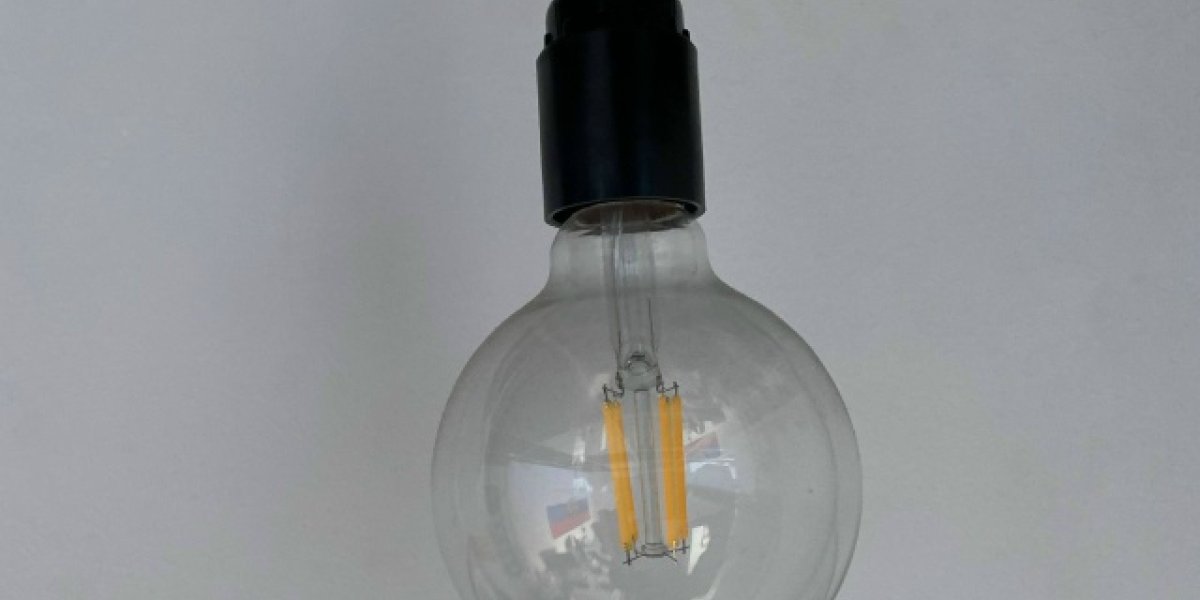 Лихач на «девятке» вырубил свет в центре Симферополя: гонка закончилась столбом и побегом Лихач на «девятке» вырубил свет в центре Симферополя: гонка закончилась столбом и побегом